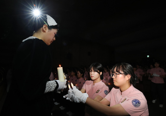 헌신 다짐하며 촛불 밝히는 간호대생