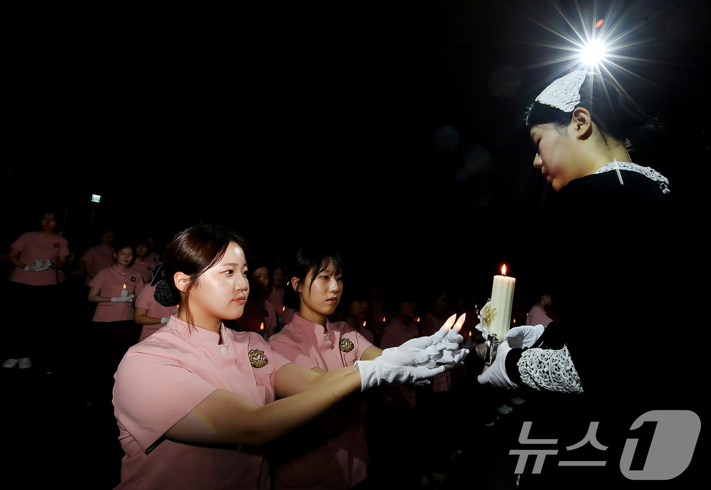 (대구=뉴스1) 공정식 기자 = 6일 오후 대구 남구 영남이공대에서 열린 '제41회 나이팅게일 선서식'에서 임상실습을 앞둔 간호대학 간호학과 3학년 학생 216명이 나이팅게일을 본 …