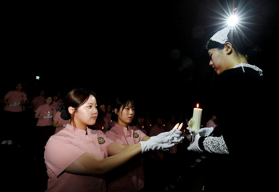헌신 다짐하며 촛불 밝히는 간호대생