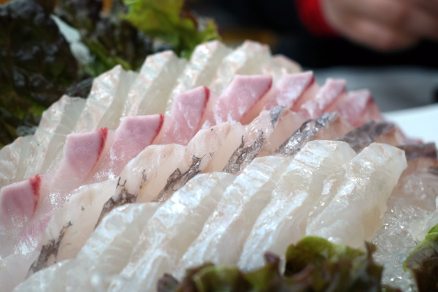 "어떻게 사과할까요?"…소스 대신 락스 내준 횟집, 사장이 손님에게 한 말