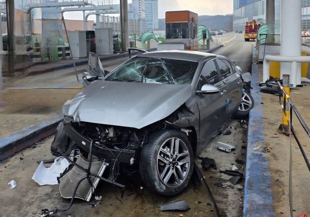 영동고속도로 동수원 요금소서 3중 추돌…5명 중경상