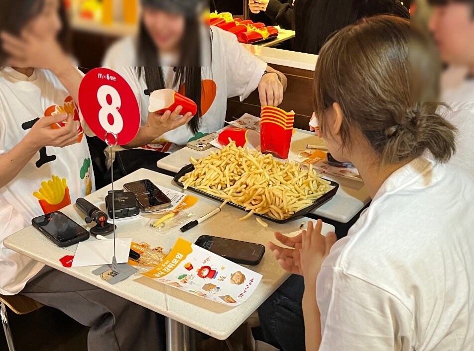 본문 이미지 - 6일 맥도날드 신사점에서 열린 '감튀 모임'에서 참가자들이 감자튀김을 먹고 있다. ⓒ News1 배지윤기자