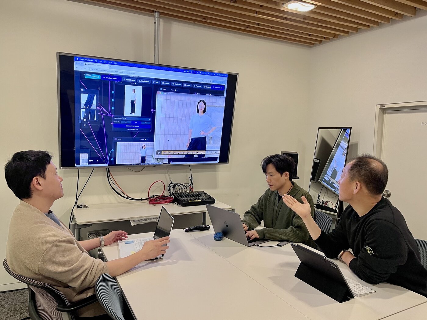 본문 이미지 - GS리테일 홈쇼핑BU 소속의 정재현 영상제작1팀장, 김상범 영상제작1팀 매니저, 임은택 영상아트팀 매니저가 회의를 하고 있다.(GS리테일 제공)