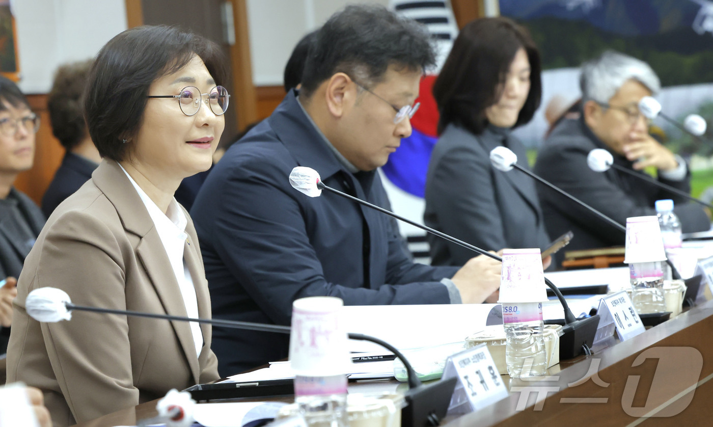 (서울=뉴스1) = 이스란 보건복지부 제1차관이 6일 오후 경북 봉화군청에서 열린 의료‧요양‧돌봄통합 사업 현장 간담회에서 발언을 하고 있다. (보건복지부 제공. 재판매 및 DB …