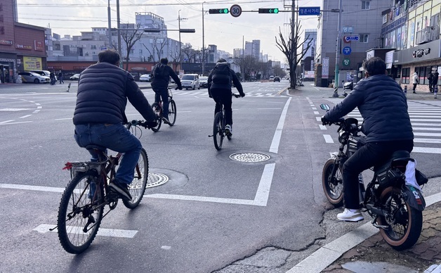 치솟는 기름값에 차 두고 자전거로…"다음 주가 걱정"
