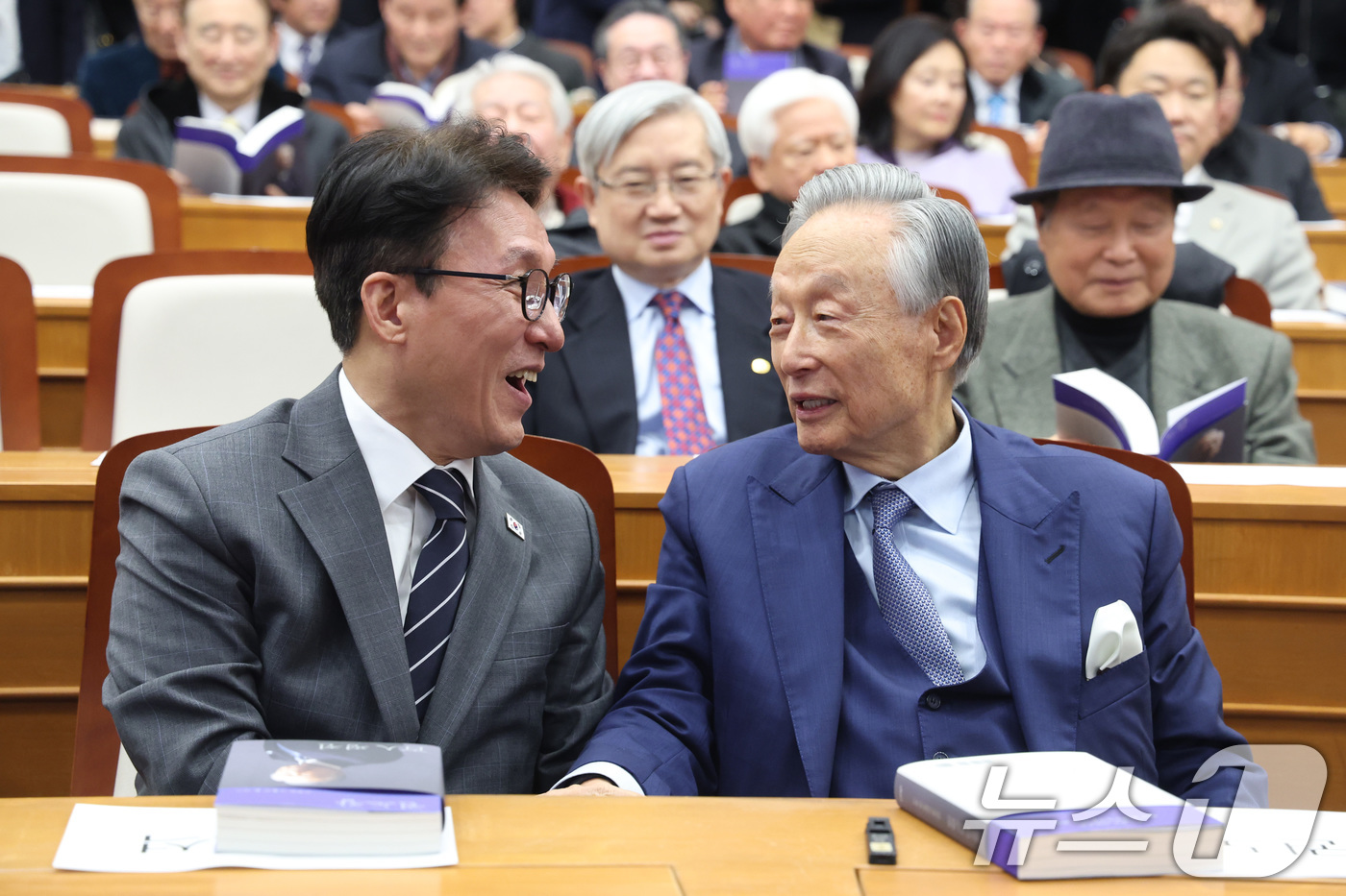 (서울=뉴스1) 신웅수 기자 = 김민석 국무총리가 6일 서울 여의도 국회박물관에서 열린 권노갑 김대중재단 이사장의 ‘백인평전’ 출판기념회에서 대화하고 있다. 2026.3.6/뉴스1 …