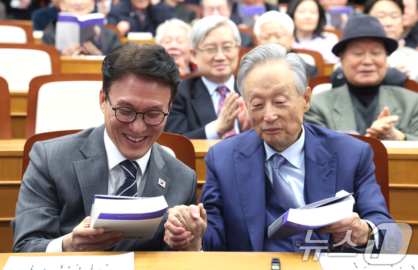 (서울=뉴스1) 신웅수 기자 = 김민석 국무총리가 6일 서울 여의도 국회박물관에서 열린 권노갑 김대중재단 이사장의 ‘백인평전’ 출판기념회에서 대화하고 있다. 2026.3.6/뉴스1 …