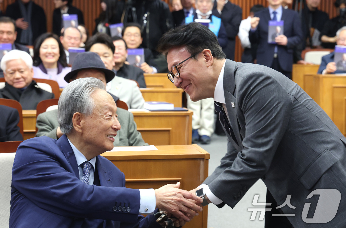 (서울=뉴스1) 신웅수 기자 = 김민석 국무총리가 6일 서울 여의도 국회박물관에서 열린 권노갑 김대중재단 이사장의 ‘백인평전’ 출판기념회에서 인사를 하고 있다. 2026.3.6/뉴 …