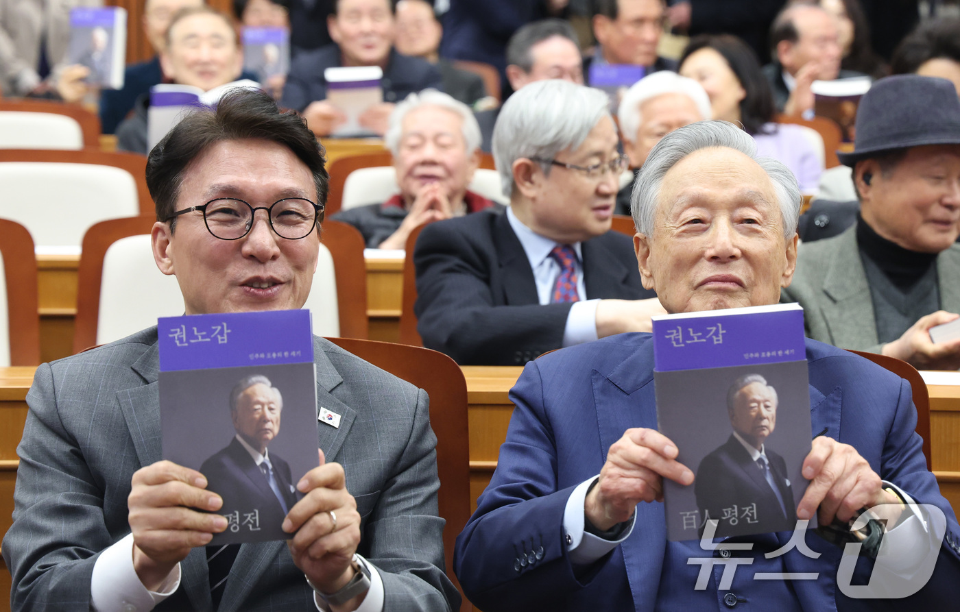 (서울=뉴스1) 신웅수 기자 = 김민석 국무총리가 6일 서울 여의도 국회박물관에서 열린 권노갑 김대중재단 이사장의 ‘백인평전’ 출판기념회에서 기념 촬영을 하고 있다. 2026.3. …