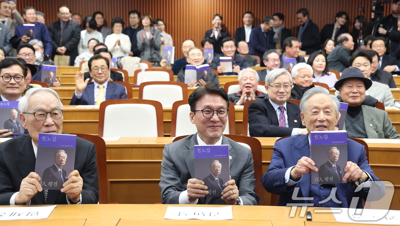 (서울=뉴스1) 신웅수 기자 = 김민석 국무총리가 6일 서울 여의도 국회박물관에서 열린 권노갑 김대중재단 이사장의 ‘백인평전’ 출판기념회에서 기념 촬영을 하고 있다. 2026.3. …