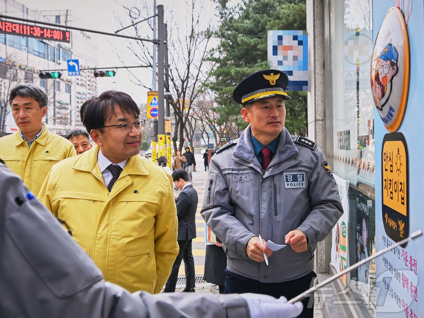 (서울=뉴스1) = 김광용 행정안전부 재난안전관리본부장이 6일 서울 노원구 을지초등학교 인근 아동안전지킴이집(편의점)을 방문해 운영 현황과 실제 대응 사례 등을 확인하고 있다. ( …