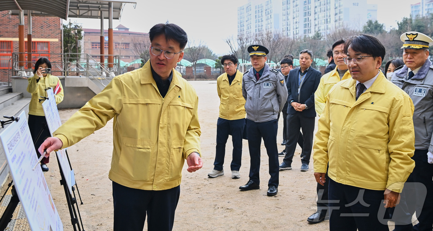 (서울=뉴스1) = 김광용 행정안전부 재난안전관리본부장이 6일 서울 노원구 을지초등학교를 찾아 개학 대비 학교 주변 안전관리 현황을 청취하고 있다. (행정안전부 제공. 재판매 및 …