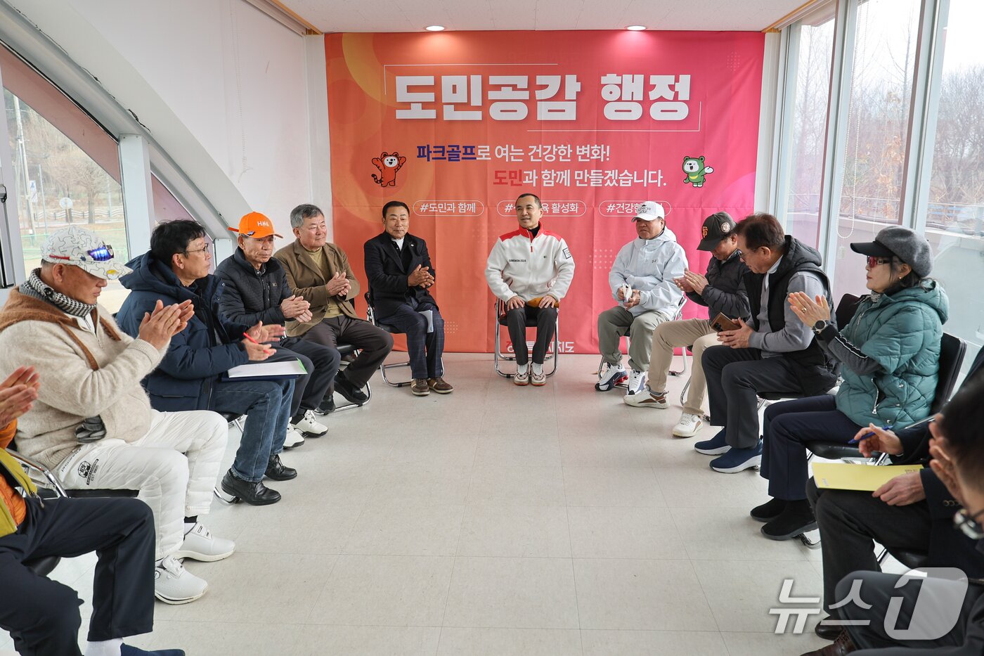 본문 이미지 - 춘천 서면 파크골프장 찾은 김진태 강원특별자치도지사.(강원도 제공. 재판매 및 DB금지)/뉴스1