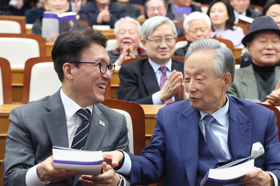 권노갑 이사장과 대화하는 김민석 총리
