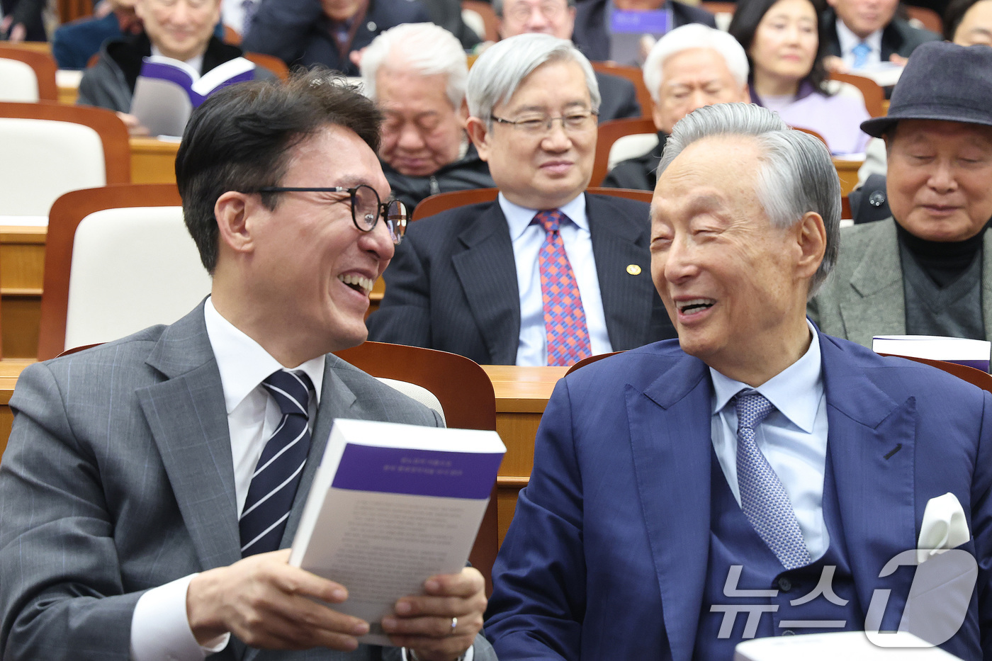 (서울=뉴스1) 신웅수 기자 = 김민석 국무총리가 6일 서울 여의도 국회박물관에서 열린 권노갑 김대중재단 이사장의 ‘백인평전’ 출판기념회에서 권 이사장과 대화하고 있다. 2026. …