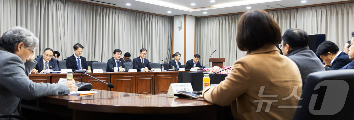 (서울=뉴스1) = 김성환 기후에너지환경부 장관이 6일 서울 서초구 한강홍수통제소에서 열린 태양광 관련 주요 협회·단체 간담회에서 발언을 하고 있다. (기후에너지환경부 제공. 재판 …