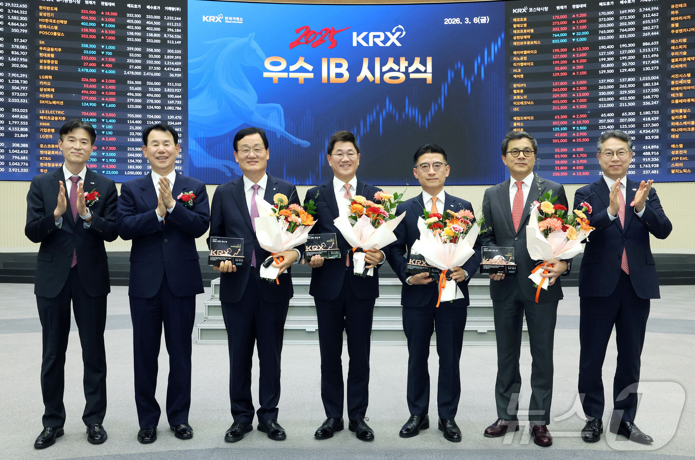 (서울=뉴스1) = 한국거래소는 6일 오후 서울사옥 홍보관에서 2025년 상장주관업무를 수행한 IB를 평가해 우수IB를 시상했다고 밝혔다. 사진은 기념촬영하는 민경욱 한국거래소 코 …