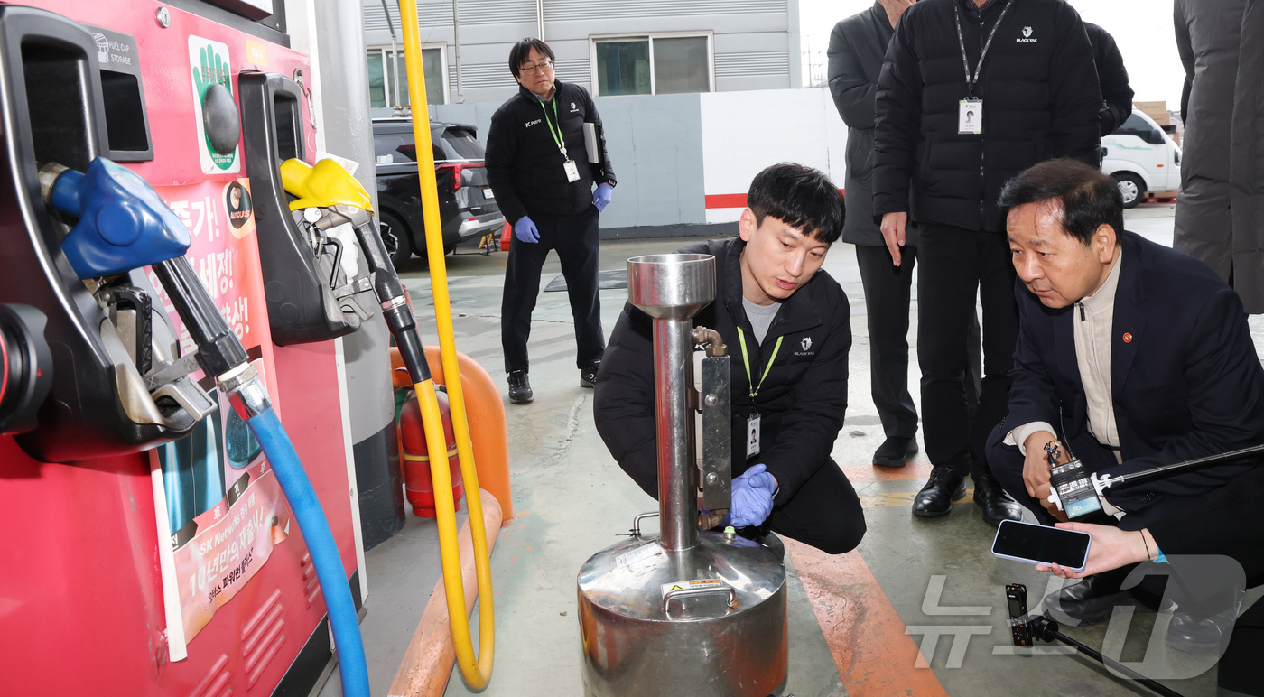 (세종=뉴스1) 김기남 기자 = 구윤철 부총리 겸 재정경제부 장관이 9일 오후 대전 유성구 주유소를 방문하여 한국석유관리원 관계자들의 품질관리 점검 과정을 살펴보며 국제유가 상승 …