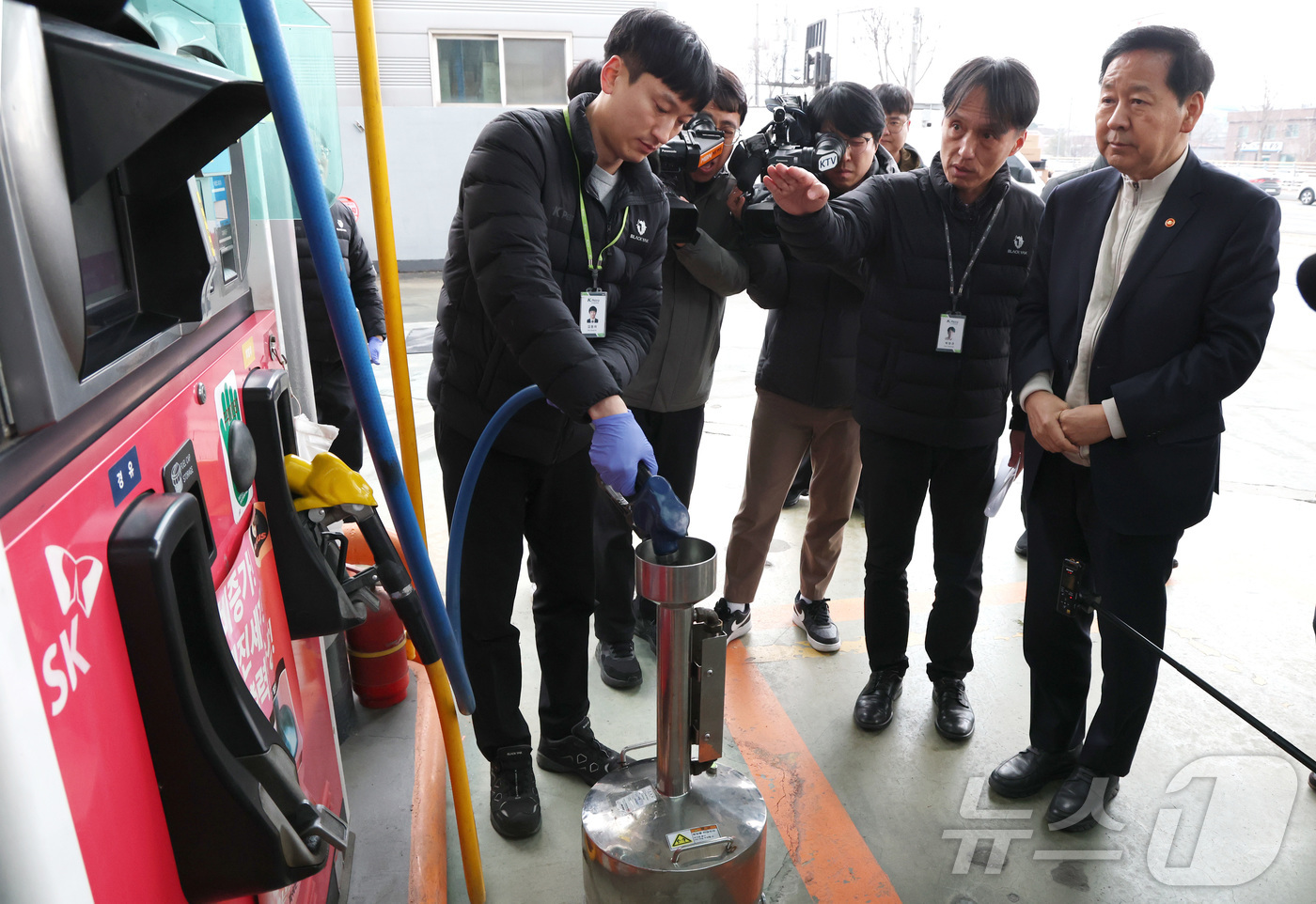 (세종=뉴스1) 김기남 기자 = 구윤철 부총리 겸 재정경제부 장관이 9일 오후 대전 유성구 주유소를 방문하여 한국석유관리원 관계자들의 품질관리 점검 과정을 살펴보며 국제유가 상승 …