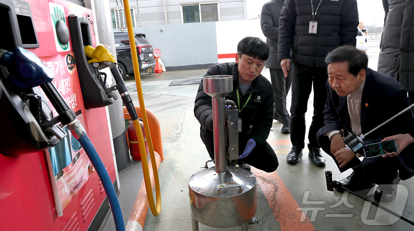 (세종=뉴스1) 김기남 기자 = 구윤철 부총리 겸 재정경제부 장관이 9일 오후 대전 유성구 주유소를 방문하여 한국석유관리원 관계자들의 품질관리 점검 과정을 살펴보며 국제유가 상승 …