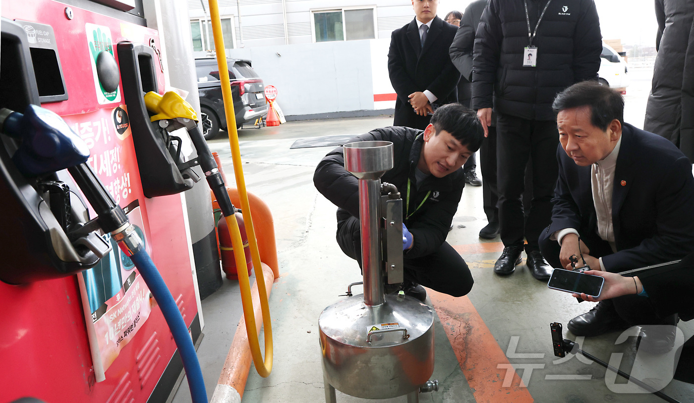 (세종=뉴스1) 김기남 기자 = 구윤철 부총리 겸 재정경제부 장관이 9일 오후 대전 유성구 주유소를 방문하여 한국석유관리원 관계자들의 품질관리 점검 과정을 살펴보며 국제유가 상승 …