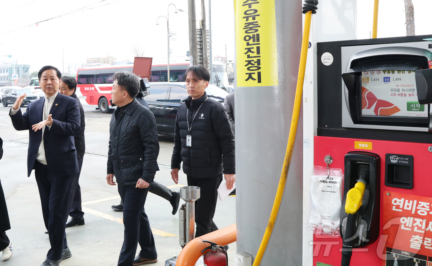 (세종=뉴스1) 김기남 기자 = 구윤철 부총리 겸 재정경제부 장관이 9일 오후 대전 유성구 주유소를 방문하여 한국석유관리원 관계자들과 국제유가 상승 국면을 틈탄 가격 담합이나 매점 …