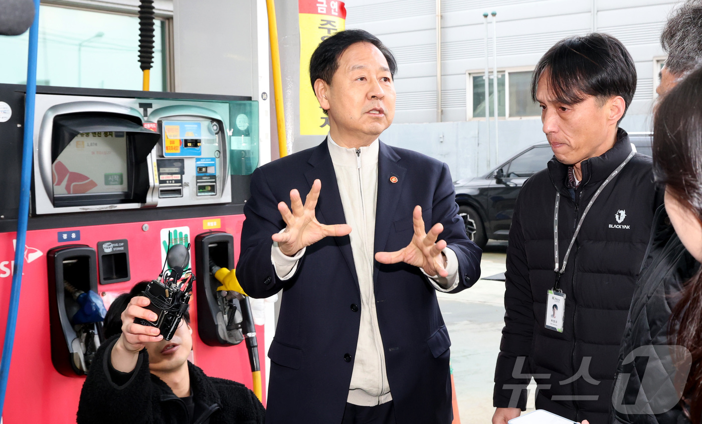 (세종=뉴스1) 김기남 기자 = 구윤철 부총리 겸 재정경제부 장관이 9일 오후 대전 유성구 주유소를 방문하여 한국석유관리원 관계자들과 국제유가 상승 국면을 틈탄 가격 담합이나 매점 …
