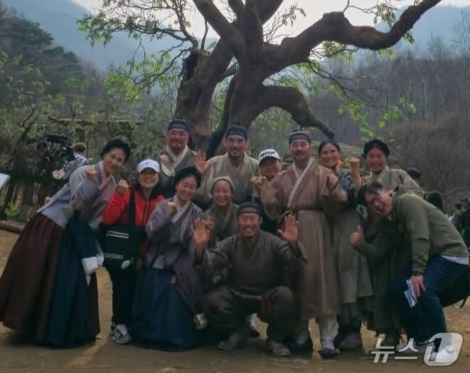 본문 이미지 - 영화 '왕과 사는 남자'에 출연한 청년극장 배우들과 관계자들.(청년극장 페이스북 캡처. 재판매 및 DB금지) /뉴스1