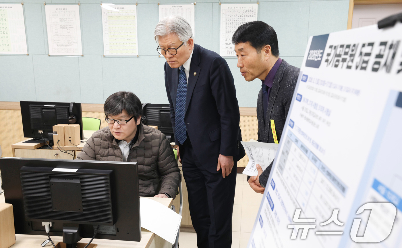 (서울=뉴스1) = 최동석 인사혁신처장이 국가공무원 5급 공채 및 외교관 후보자 선발 제1차 시험을 하루 앞둔 6일 서울 용산구 국립서울맹학교를 찾아 시험 준비상황을 점검하고 있다 …
