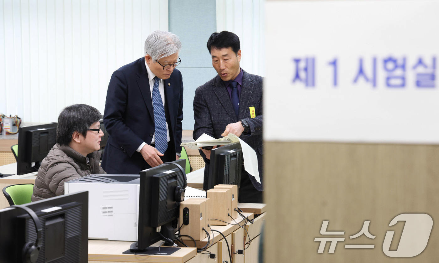 (서울=뉴스1) = 최동석 인사혁신처장이 국가공무원 5급 공채 및 외교관 후보자 선발 제1차 시험을 하루 앞둔 6일 서울 용산구 국립서울맹학교를 찾아 시험 준비상황을 점검하고 있다 …