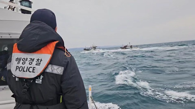 포항 칠포항 앞바다서 4톤 어선 침수…선원 2명 해경에 구조