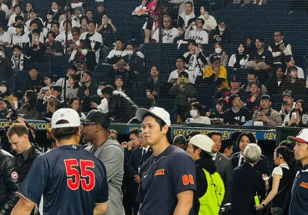 배트만 휘둘러도 탄성이…오타니 등장에 도쿄돔이 '들썩'[WBC]