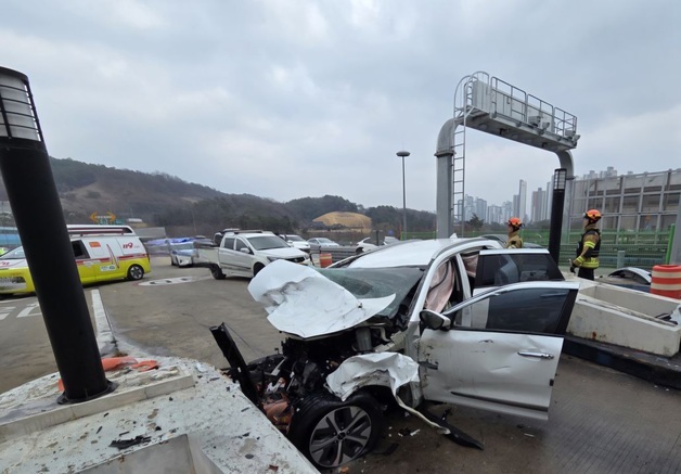영동고속도로 동수원TG서 3중 추돌…1명 사망·4명 부상(종합)