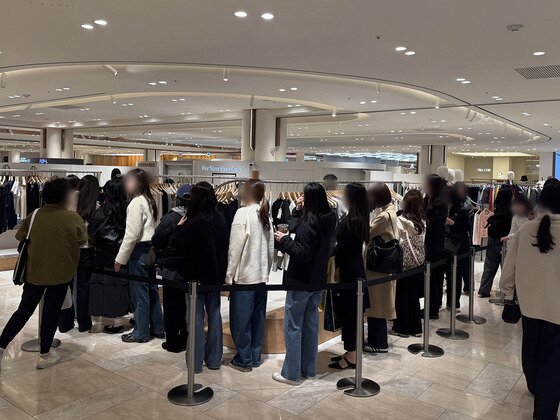 본문 이미지 - 시민들이 백화점에서 쇼핑하고 있다.(사진은 기사 내용과 무관함) / 뉴스1 ⓒ News1 