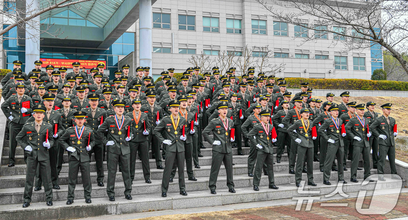 (포항=뉴스1) 최창호 기자 = 6일 경북 포항시 남구 해병대교육훈련단에서 열린 ‘2026년 부사관 후보생 414기와 부사관 학군단(RNTC)10기 합동식 임관식’에서 후보생들이 …