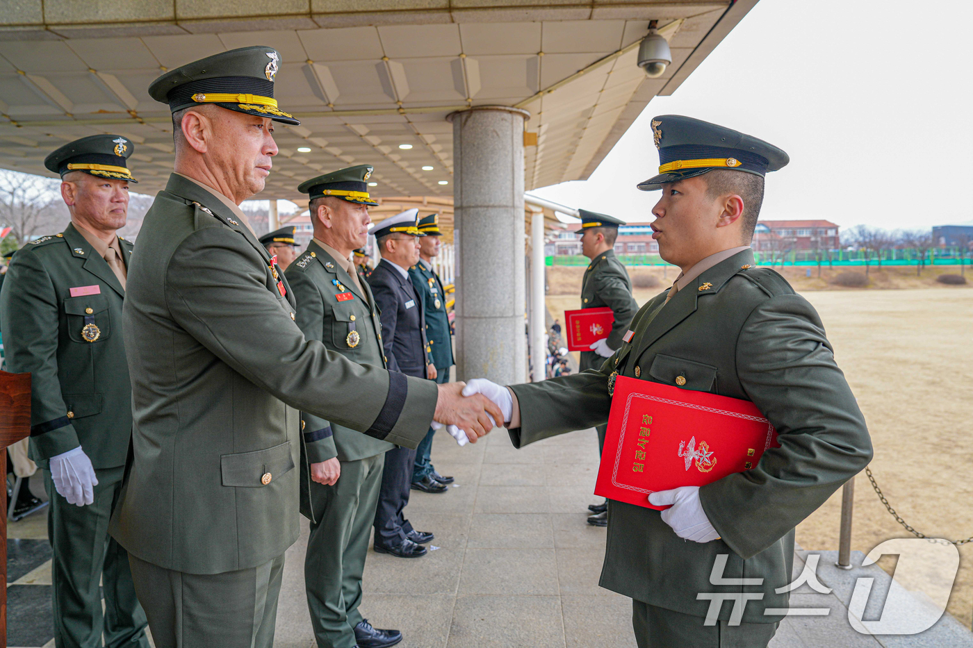 (포항=뉴스1) 최창호 기자 = 김수용 해병대교육훈련단장이 6일 경북 포항시 남구 해병대교육훈련단에서 열린 ‘2026년 부사관 후보생 414기와 부사관 학군단(RNTC)10기 합동 …