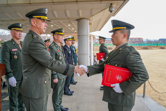 해병대 부사관 후보생 임관사령장 수여