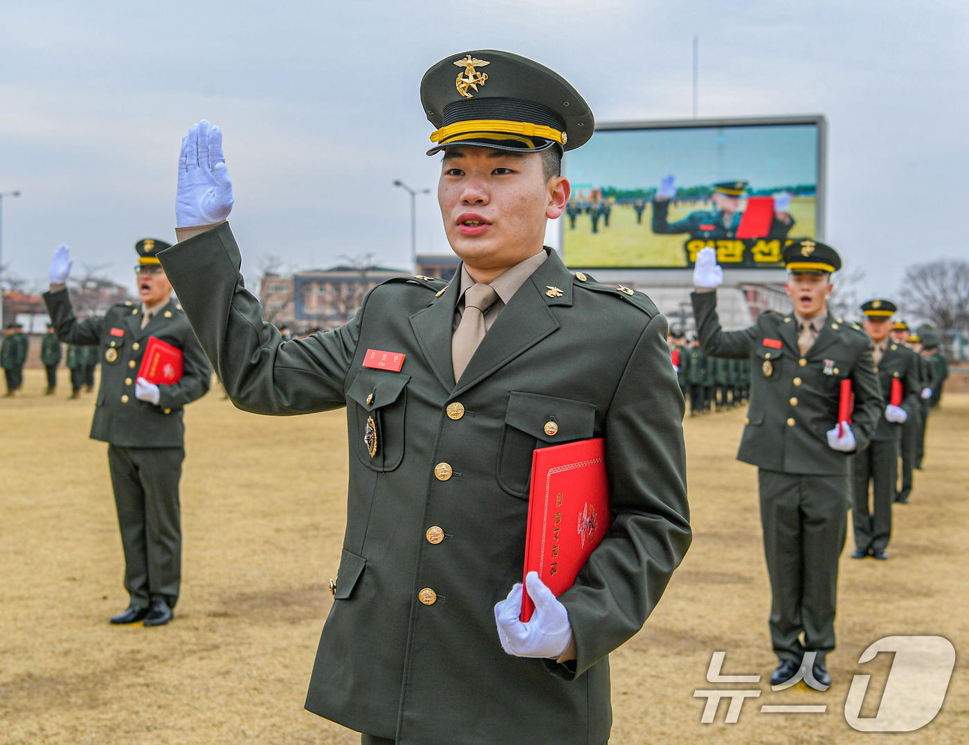 (포항=뉴스1) 최창호 기자 = 6일 경북 포항시 남구 해병대교육훈련단에서 열린 ‘2026년 부사관 후보생 414기와 부사관 학군단(RNTC)10기 합동식 임관식’에서 후보생들이 …