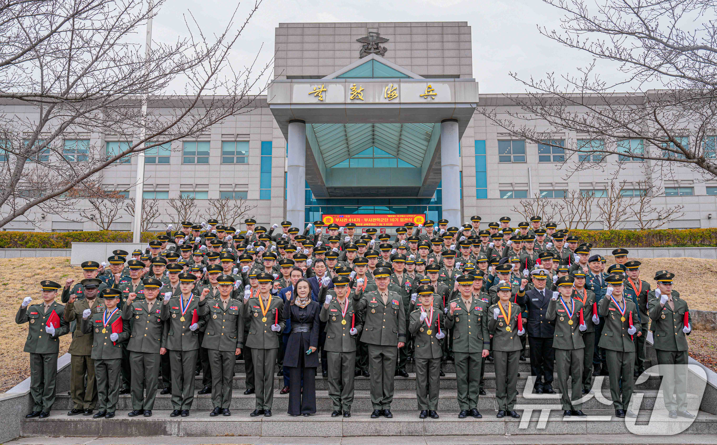 (포항=뉴스1) 최창호 기자 = 6일 경북 포항시 남구 해병대교육훈련단에서 열린 ‘2026년 부사관 후보생 414기와 부사관 학군단(RNTC)10기 합동식 임관식’에서 후보생들이 …