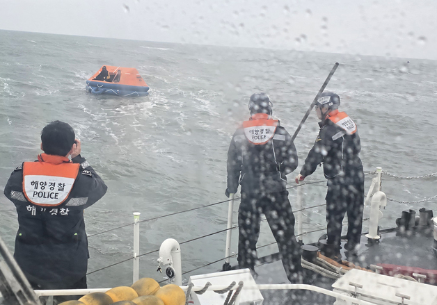 해경, '보령 어선 침몰' 야간 수색 작업 돌입…기상 악화로 수색 난항