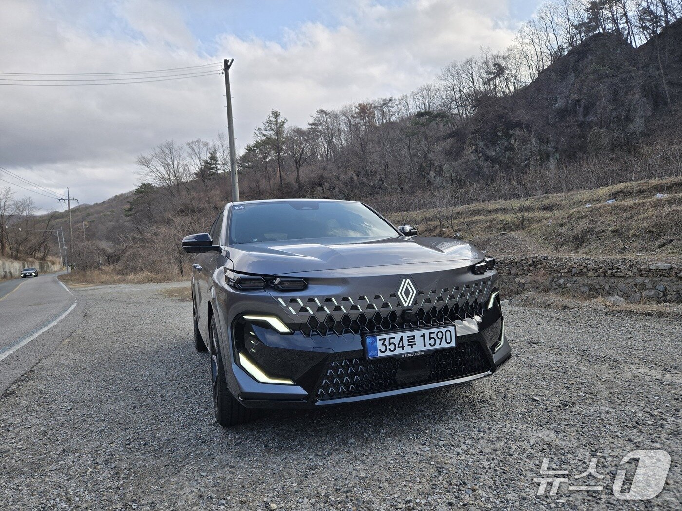 본문 이미지 - 4일 경북 경주에서 르노코리아가 개최한 준대형 크로스오버(CUV) '필랑트' 시승회 시승 코스에서 촬영한 필랑트 최상위 트림 에스프리 알핀의 모습. 2026.3.4. ⓒ 뉴스1 김성식 기자