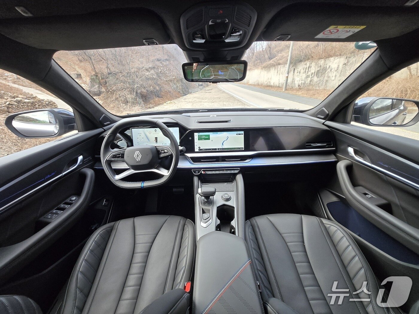 본문 이미지 - 4일 경북 경주에서 르노코리아가 개최한 준대형 크로스오버(CUV) '필랑트' 시승회 시승 코스에서 촬영한 필랑트 최상위 트림 에스프리 알핀의 모습. 2026.3.4. ⓒ 뉴스1 김성식 기자