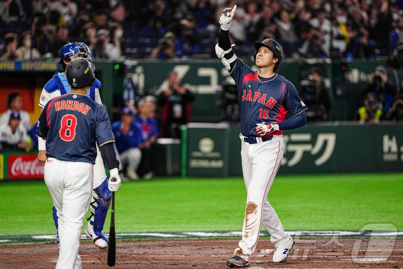 본문 이미지 - 일본 야구 대표팀 오타니가 6일 대만전에서 득점하며 세리머니를 하고 있다. ⓒ AFP=뉴스1
