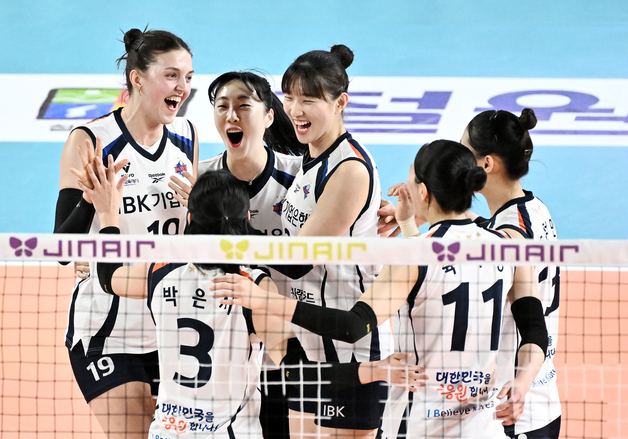 IBK, 최하위 정관장 꺾고 4위 도약…봄배구 희망 키웠다
