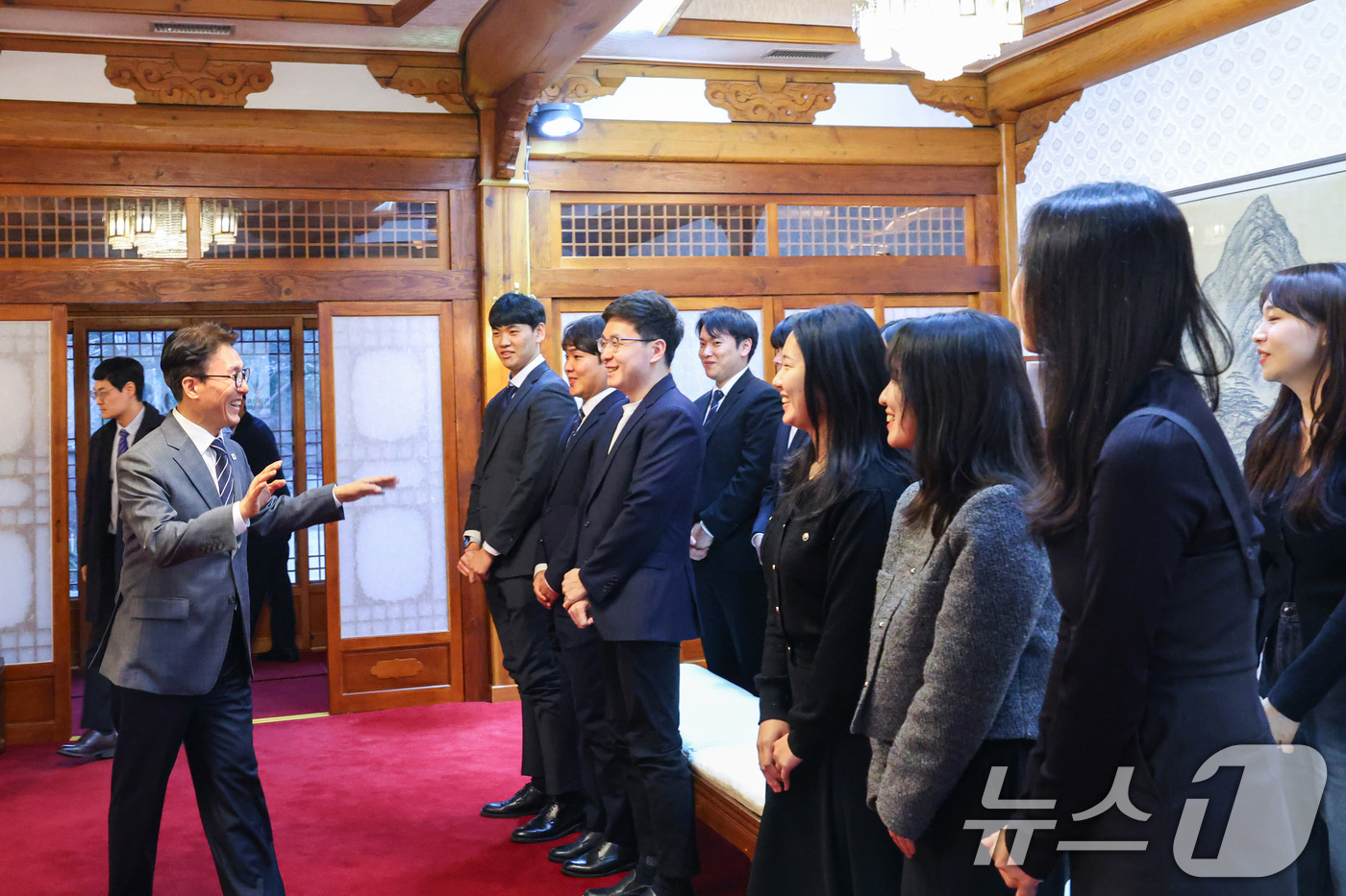 (서울=뉴스1) 임세영 기자 = 김민석 국무총리가 6일 서울 종로구 삼청동 총리공관에서 열린 '삼청동 오픈하우스'에서 총리실 직원들과 대화를 나누고 있다.  (총리실 제공. 재판매 …
