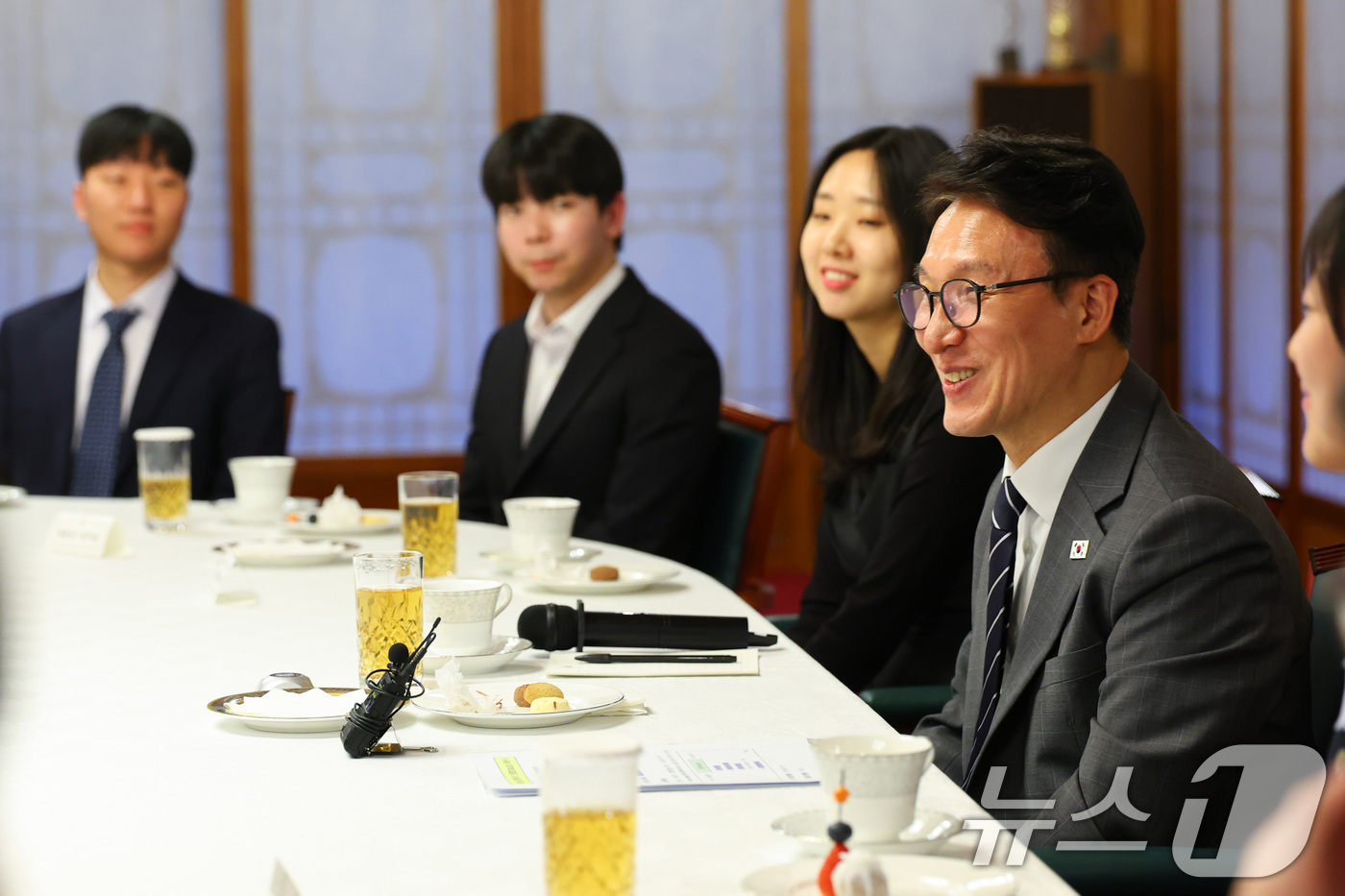(서울=뉴스1) 임세영 기자 = 김민석 국무총리가 6일 서울 종로구 삼청동 총리공관에서 열린 '삼청동 오픈하우스'에서 총리실 직원들과 대화를 나누고 있다.  (총리실 제공. 재판매 …