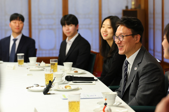 총리실 직원들과 대화 나누는 김민석 총리