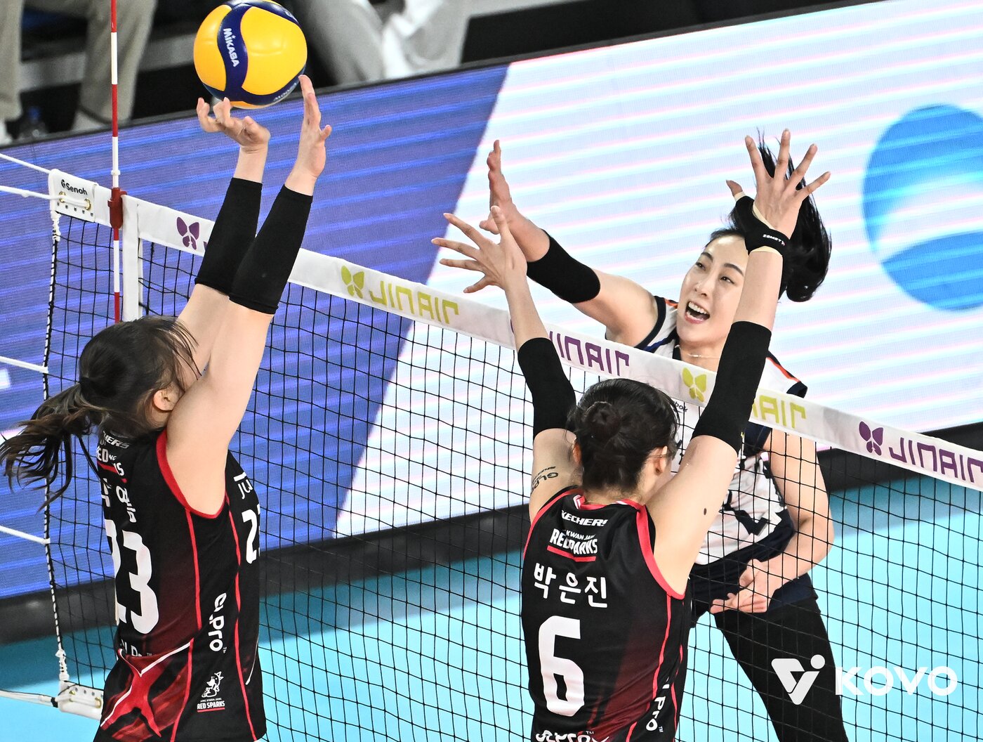 본문 이미지 - IBK가 정관장을 3-1로 제압했다.(KOVO제공) 