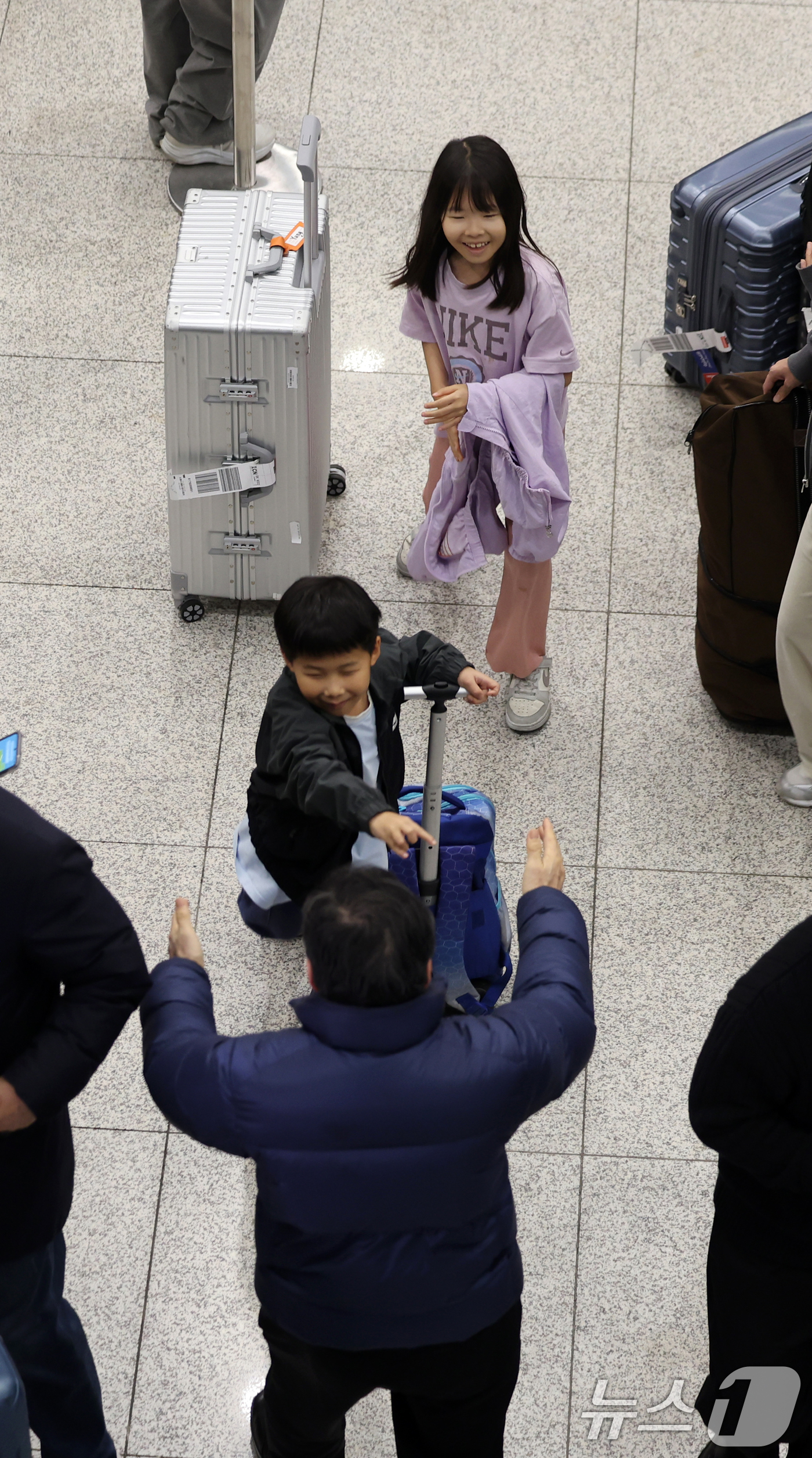 (인천공항=뉴스1) 황기선 기자 = 6일 오후 인천국제공항에서 아랍에미리트(UAE)를 출발해 귀국한 승객들이 가족들과 포옹을 하고 있다.지난달 28일 중동 상황 악화 이후 UAE에 …