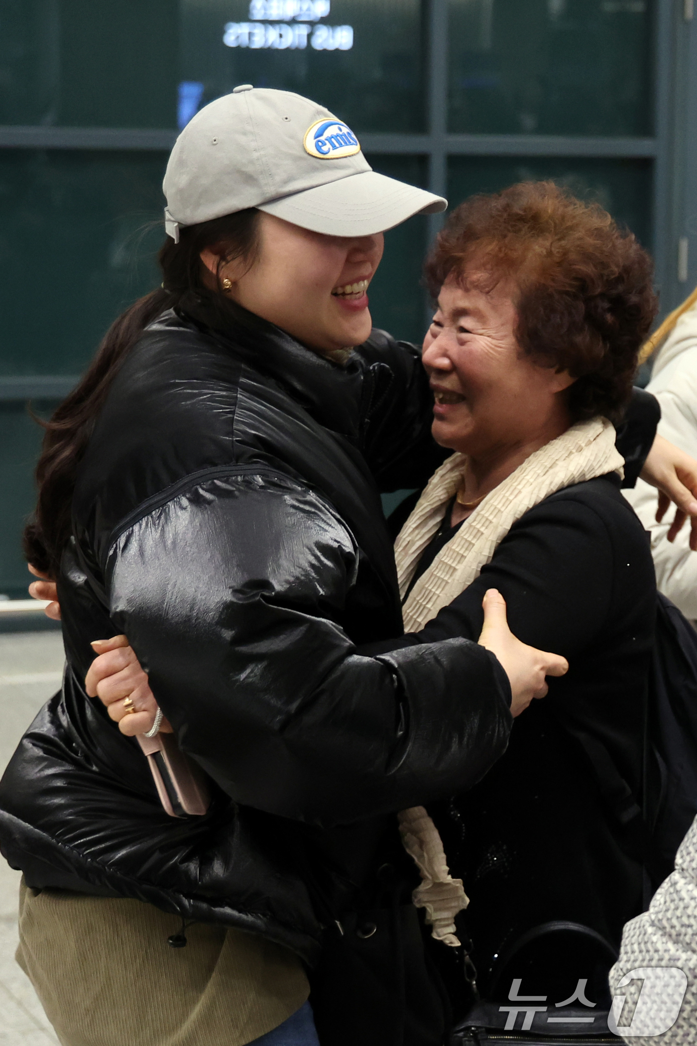 (인천공항=뉴스1) 황기선 기자 = 6일 오후 인천국제공항에서 아랍에미리트(UAE)를 출발해 귀국한 승객들이 가족들과 포옹을 하고 있다.지난달 28일 중동 상황 악화 이후 UAE에 …